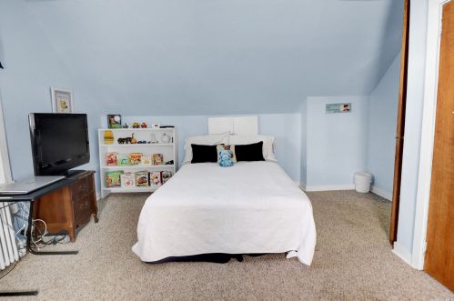 8 Birchwood Dr, Valley Stream NY 11580-1908 exterior