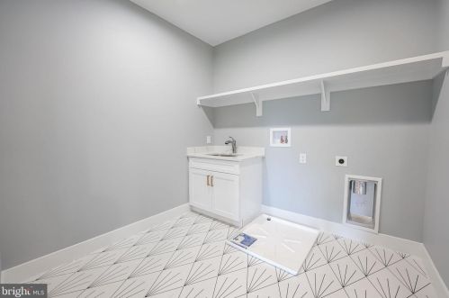 1422 Mayflower Dr, Mc Lean VA 22101-5615 exterior