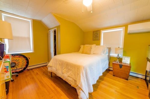 325 Greenville Ave, Providence RI 02919-1330 exterior