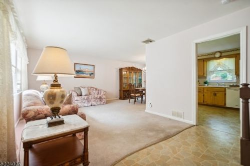 5 Countryside Dr, Livingston, NJ 07039-2001