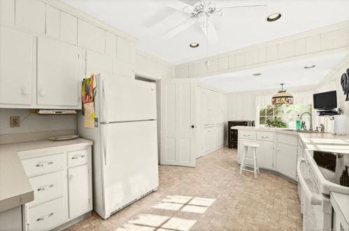 206 Norwalk Rd, Norwalk CT 06850-4316 exterior