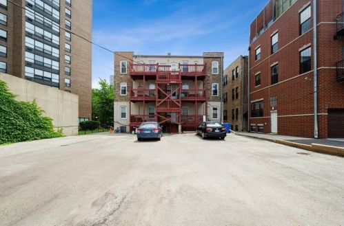 834 Belle Plaine Ave, Chicago IL 60613-5211 exterior