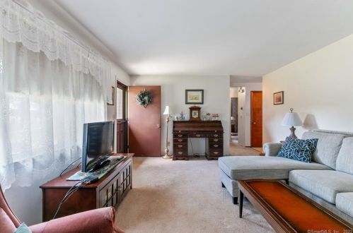 294 Reed Ave, Windsor Locks, CT 06096-1233