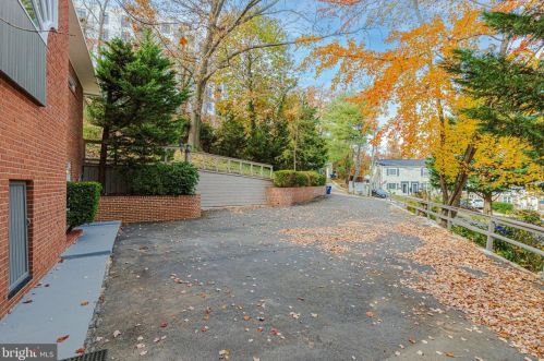 5837 Biscayne Dr, Alexandria VA  22303-1925 exterior