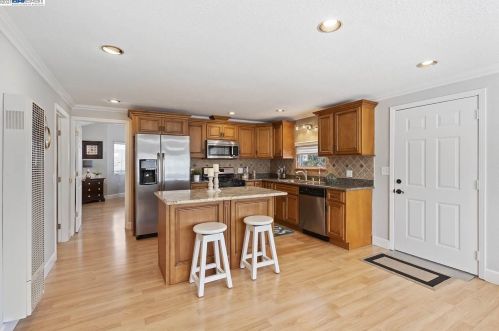 1870 Elinora Dr, Concord CA 94523-2815 exterior