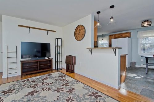 16 Dl Rd, Enfield CT 06082-5137 exterior