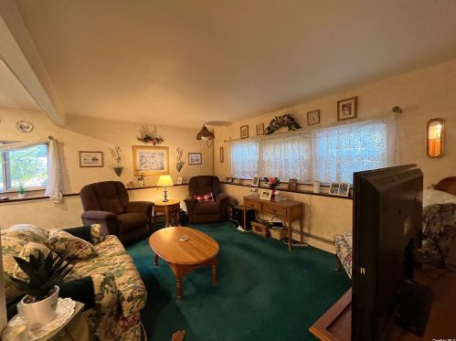 1040 Walnut Ave, Bohemia NY 11716-2176 exterior