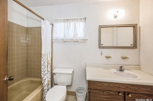 8 Foxdale Ct, Huntington Station NY 11746-1108 exterior