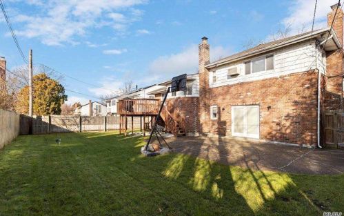 1045 Lawrence Ct, Valley Stream NY 11581-2709 exterior