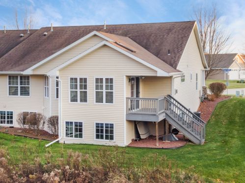 436 Maple Leaf Ct, Manitowoc, WI 54220-7170