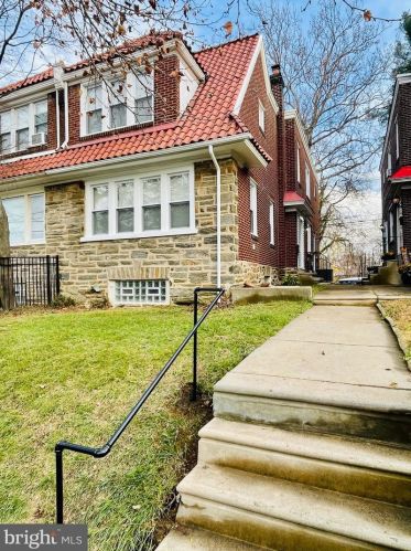 6933 19th St, Philadelphia, PA 19126-1506