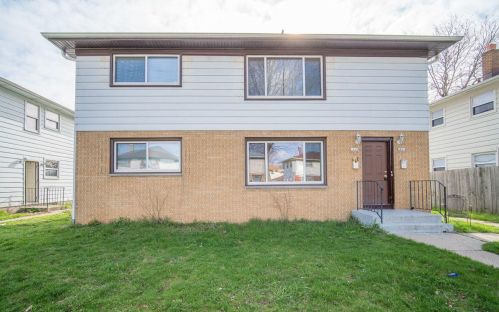 5856 61st St, Milwaukee, WI 53218-2001