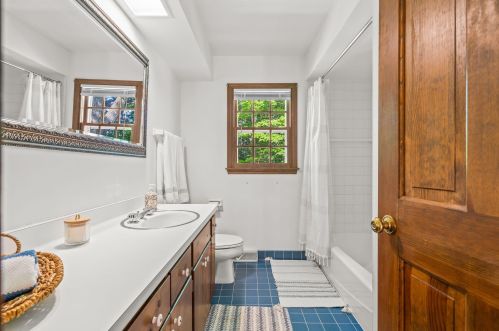 6440 Santa Monica Blvd, Milwaukee WI  53217-4249 exterior