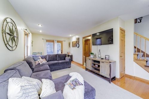 201 Winterset Dr, Springfield MA 01129-1850 exterior