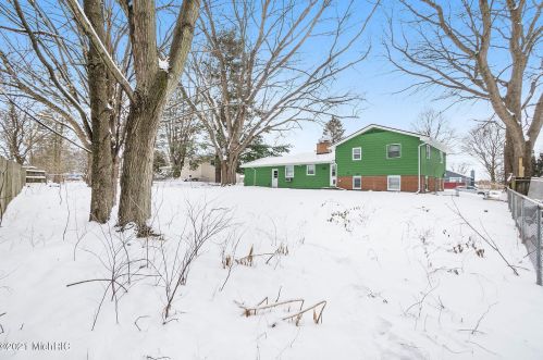 2519 Fairgrove St, Kalamazoo, MI 49009-1804