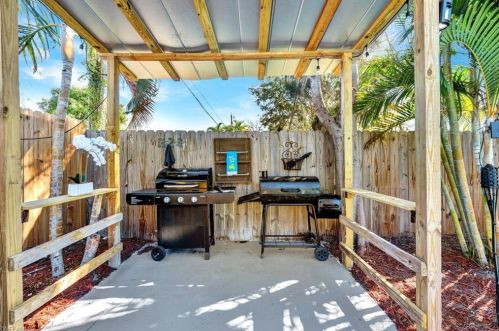 821 91 Ave, Naples FL 34108-2426 exterior