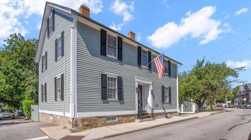 22 Farewell St, Middletown, RI 02840-2561