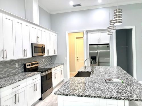 898 10 St, Naples FL 34117-2221 exterior