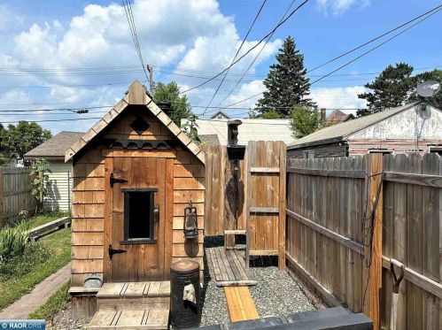 1 Conan St, Ely MN 55731-1238 exterior