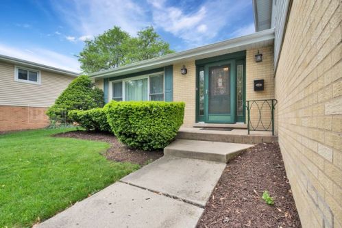 832 Cedar Ave, Elmhurst IL  60126-5302 exterior