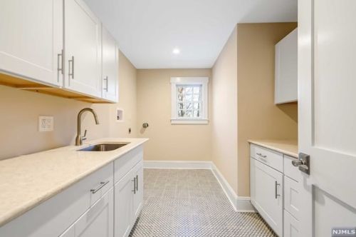 81 Trommel Dr, Mahwah NJ 07430-1533 exterior