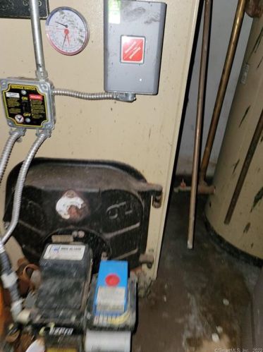 258 Sentinel Hl Rd, Derby CT 06418-2442 exterior