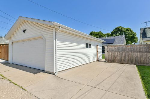 4135 1 Pl, Milwaukee WI 53207-4311 exterior