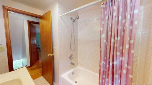 6 Hummingbird Ln, Enfield CT 06082-5709 exterior