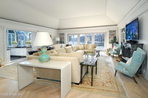 33 Mdw Wood Dr, Greenwich CT 06830-7023 exterior