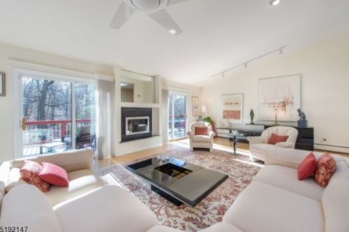 2 Chilhowie Dr, Kinnelon, NJ 07405-3202