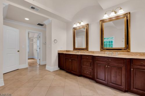 2 Caruso Ct, Bridgewater NJ 08807-2149 exterior