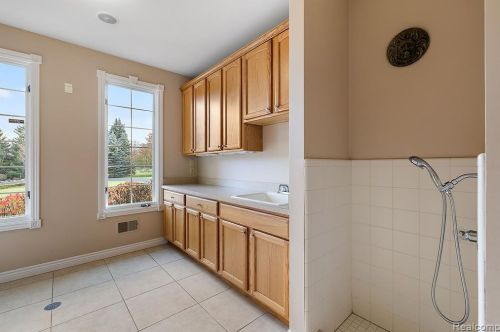 2384 Pebble Crk Dr, Rochester MI 48363-2228 exterior