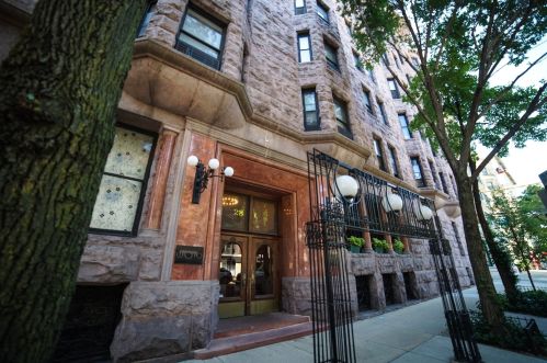 2800 Pine Grove Ave, Chicago IL  60657-6110 exterior