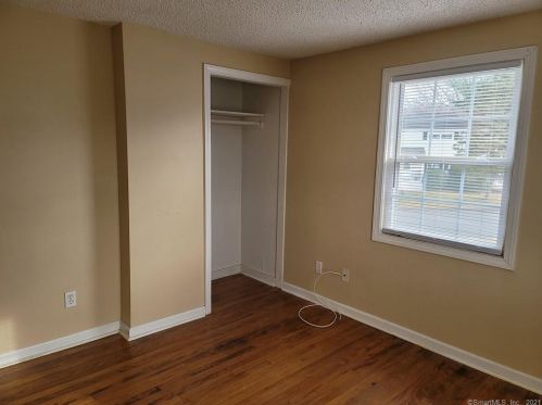 27 Mclaughlin Ter, Derby CT 06418-2126 exterior