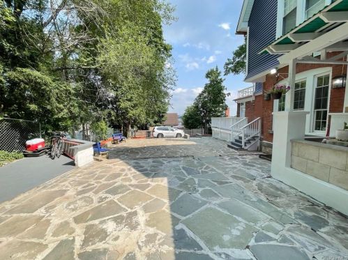 2 Linden Pl, Middletown NY 10940-4824 exterior