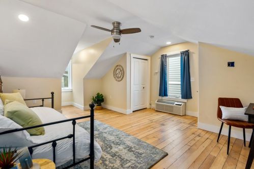 1814 Fox Way, Pittsburgh PA  15203-1732 exterior