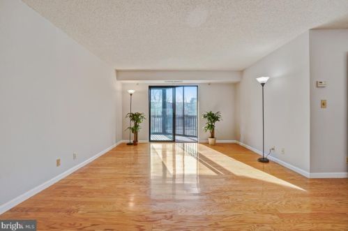 5902 Mount Eagle Dr, Alexandria VA 22303-2513 exterior