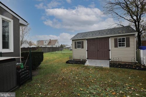 18 Trinity Ln, Blenheim NJ exterior