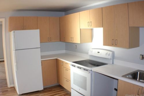 5 Hawthorne St, Manchester CT  06042-3020 exterior