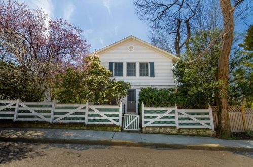 31 Bowery St, Middletown RI 02840-3560 exterior