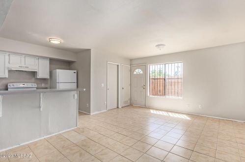 5882 Del Moral Blvd, Tucson, AZ 85706-4366