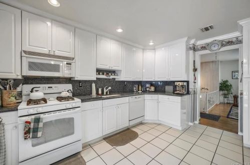 9 Melanie Ct, Valley Cottage NY 10989-1325 exterior