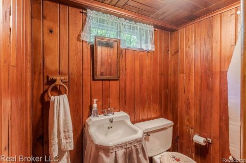 1300 Grandview Dr, Rochester MI 48306-4038 exterior