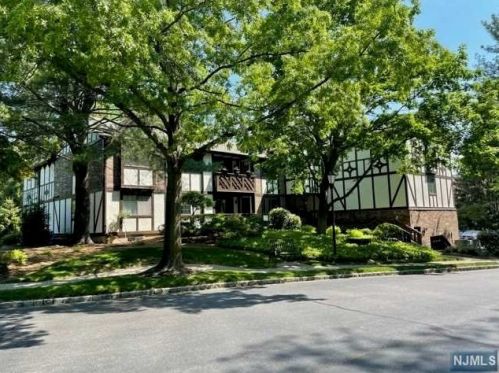 107 Mark Twain Way, Mahwah NJ  07430-3402 exterior