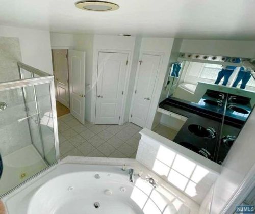 3 Bakley Ter, Town Center NJ 07052-2169 exterior