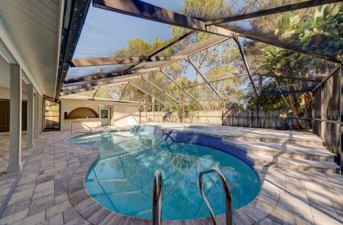 5012 Barrowe Dr, Tampa FL 33624-2593 exterior