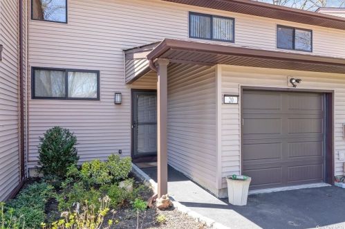 20 Northgate Cir, Huntington Station, NY 11747-3037