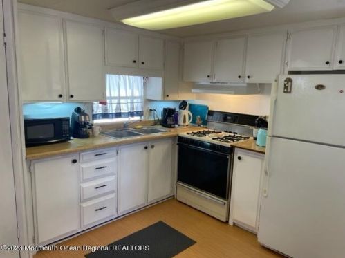 10 Helen Ave, Jackson Twp NJ 08527-3110 exterior