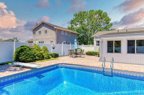 448 8th St, Bohemia NY  11716-1332 exterior