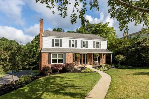 100 Essex Knoll Dr, Moon Twp, PA 15108-3224